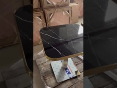 금빛 이음새 식탁과 계란형 대리석 문양 세라믹