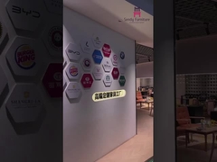 가죽 가루로 된 구덩이 된 금속 레스토랑 의자